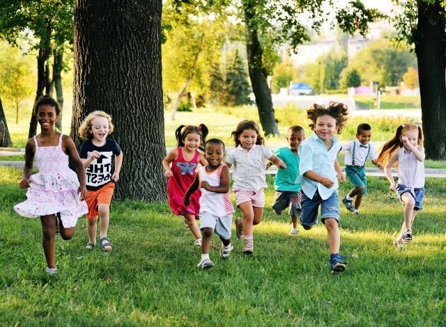 年轻的孩子们跑过公园